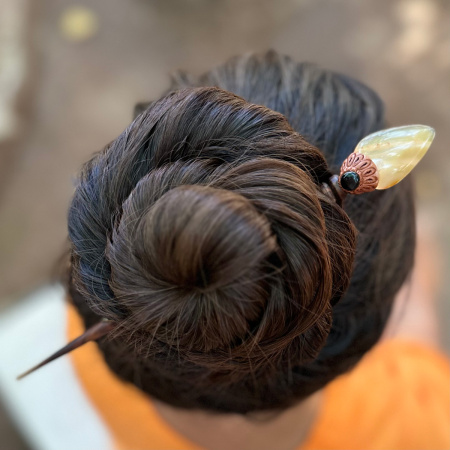 Деревянная заколка - шпилька с желтым агатом (груша)